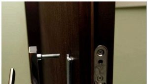 Hvordan udskifter man korrekt låse i en metaldør?