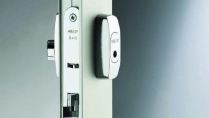 Electromechanical door latches: features and device