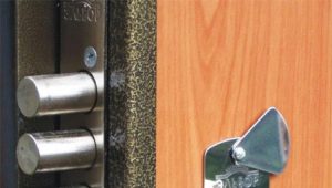 Kā pareizi ievietot slēdzenes metāla durvīs?
