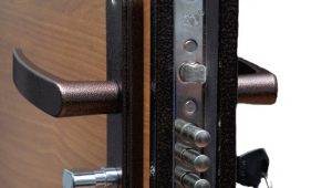 How to install a lock cylinder in a front door?