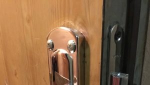 Vlastnosti opravy dveřních klik kovových dveří