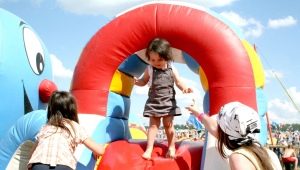Inflatable slides-trampolines: features, types and tips for choosing