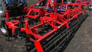 Features of wide-grip universal cultivators
