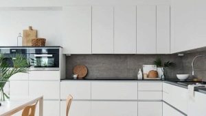 Bílá kuchyně v designu interiéru