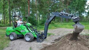 Excavator units on a mini-tractor: the subtleties of selection and operation