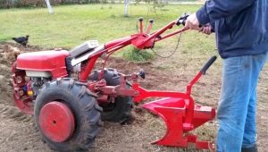 Jak vybrat a nainstalovat pluh pro pojízdné traktory Salute?