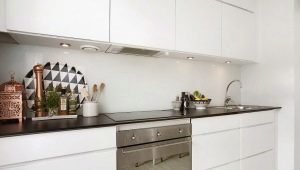 Ausstattung und Gestaltungsmöglichkeiten für eine weiße Küche mit schwarzer Arbeitsplatte