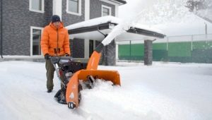 Self-propelled snow blowers: design features, model range