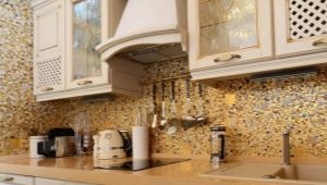 Scegliere una tessera di mosaico per decorare la cucina
