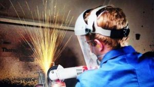 Schutzmaske für die Arbeit mit einer Mühle: Sorten und Tipps zur Auswahl