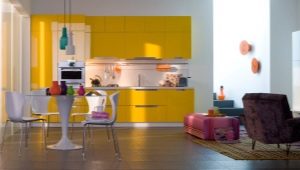 Žlutá kuchyně v interiéru