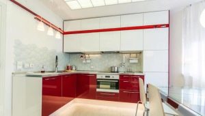 Bucătărie roșie și albă în design interior
