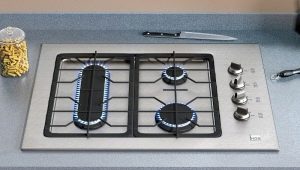 Three-burner gas stoves: features and tips for choosing