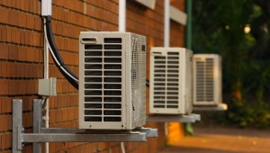 Vad ska man göra om en luftkonditionering läcker i lägenheten?