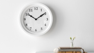 The use of white wall clocks in the interior