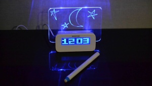 Επιτραπέζιο ρολόι με οπίσθιο φωτισμό