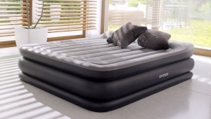 Inflatable double bed: mga katangian, uri, pagpipilian