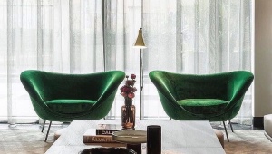 Zöld fotelek a belső térben
