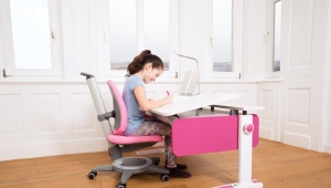 Kinderstoelen voor een bureau: kenmerken, variëteiten en keuzes