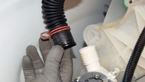 Hvordan reparerer eller udskifter man en pumpe i en Bosch vaskemaskine?