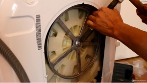 Replacing bearings in a Hotpoint-Ariston washing machine