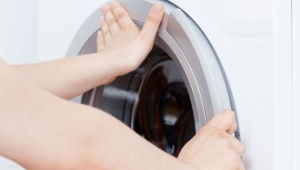 Come aprire la lavatrice durante il funzionamento e dopo il lavaggio?
