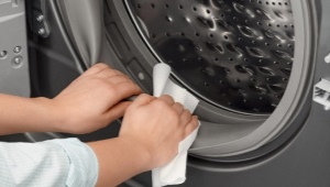 Hvordan rengør man et gummibånd i en vaskemaskine?