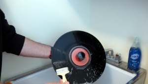 Wie wäscht man Schallplatten zu Hause?
