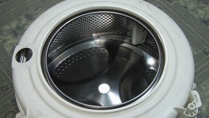 Hvordan fjernes tromlen fra vaskemaskinen og skilles ad?