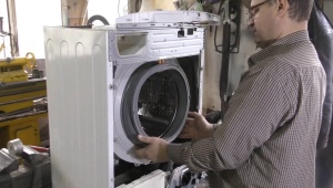 Come viene sostituito il bracciale su una lavatrice LG?
