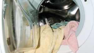 Proč pračka při vypouštění vody hučí a jak to opravit?