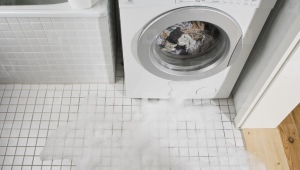 洗衣机从下面漏水：原因及排除方法
