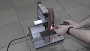 Kako narediti mlinček z lastnimi rokami iz motorja iz pralnega stroja? 