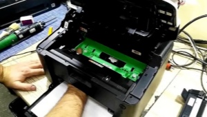 ¿Cómo reinicio las impresoras Brother?