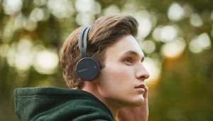 How to connect and activate wireless headphones?