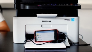 如何通过 USB 将打印机连接到手机并打印文档？