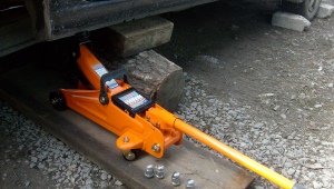 Features of jacks with a lifting capacity of 2 tons