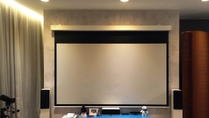 Choosing a motorized projector screen