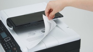 Hvordan rydder jeg printerens udskriftskø?