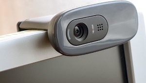 Hur ansluter och konfigurerar jag en webbkamera till min dator?