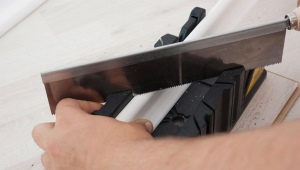 Come tagliare correttamente il basamento del soffitto negli angoli con una scatola per mitra?