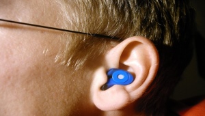 How to properly insert earplugs into your ears?
