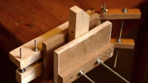 ¿Cómo hacer un tornillo de banco para carpintería?