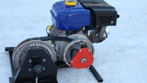 How are variators for a motorized towing vehicle arranged and how to set them up?
