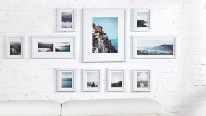Variedades de marcos de fotos blancos.