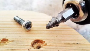 How to unscrew the screw?