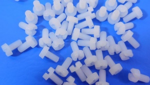 Typy a tajemství výběru plastových šroubů