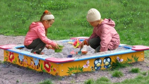 How and with what to paint the sandbox?