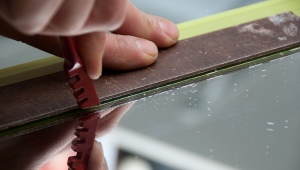 How to cut glass and other materials with a glass cutter?