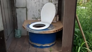 我们用桶做乡村厕所